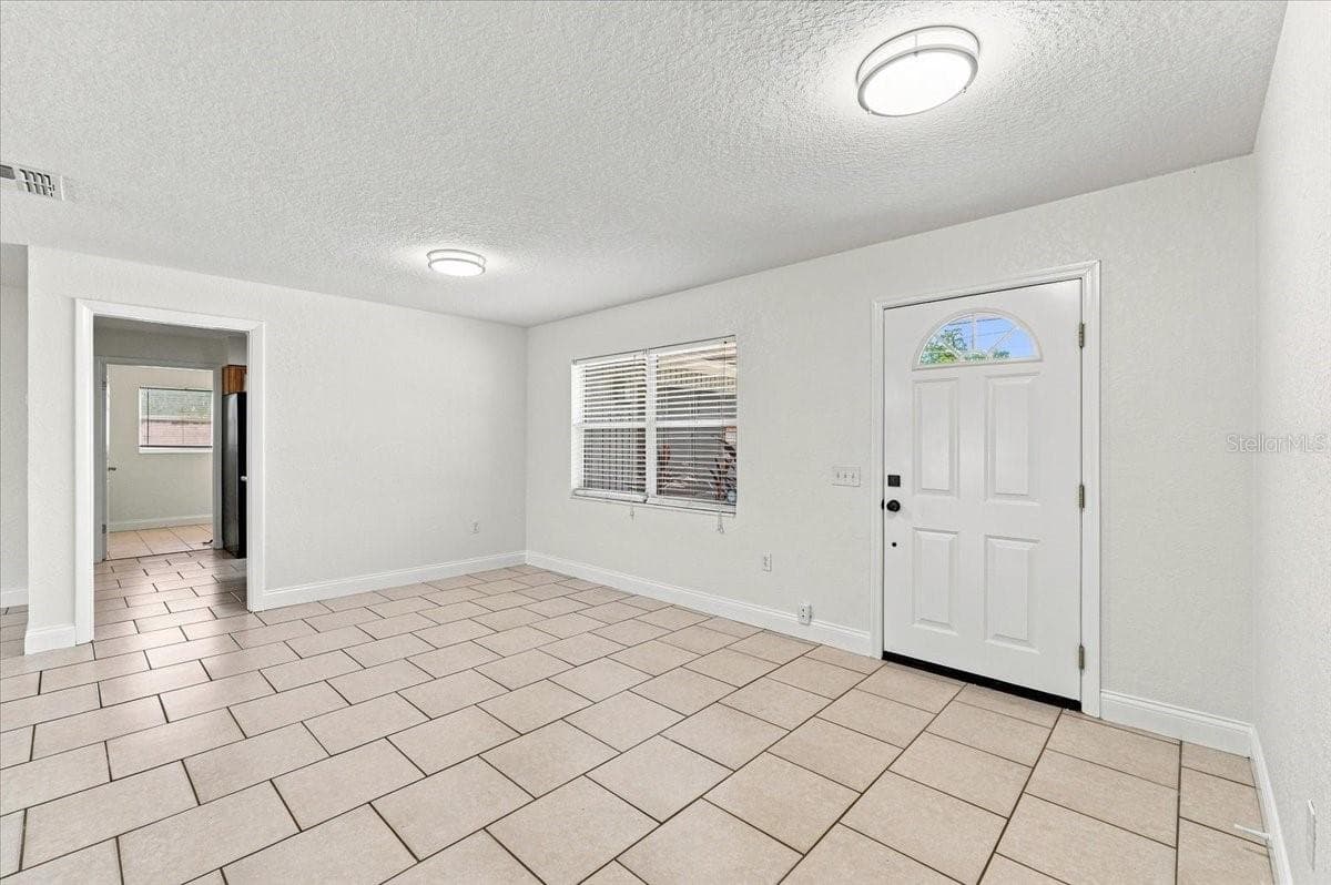 Front door and entry to kitchen - 121 LOWELL RD, WINTER HAVEN