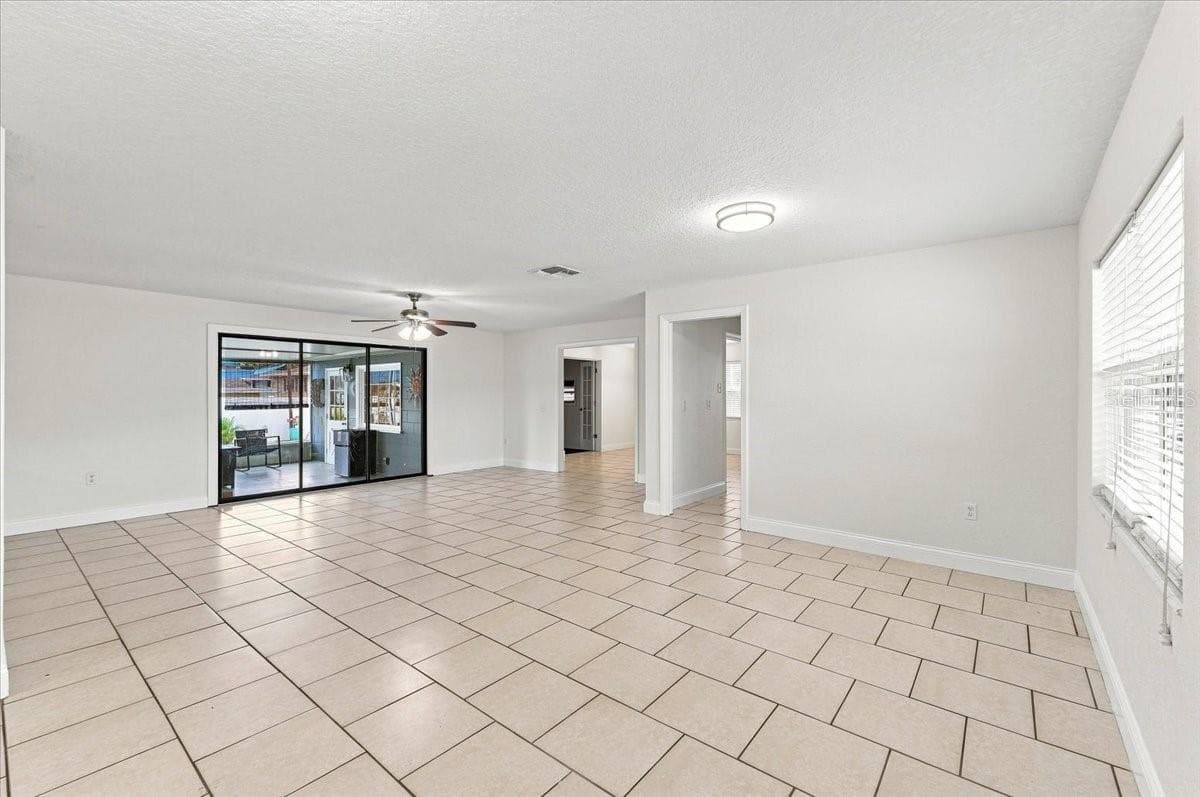 Living room and sliding door to back screened lanai - 121 LOWELL RD, WINTER HAVEN
