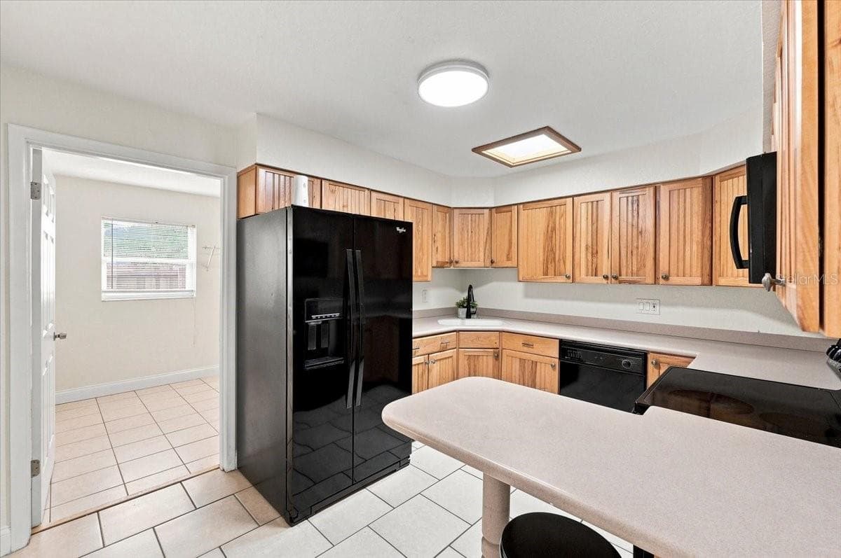 Kitchen with entry to indoor laundry room - 121 LOWELL RD, WINTER HAVEN