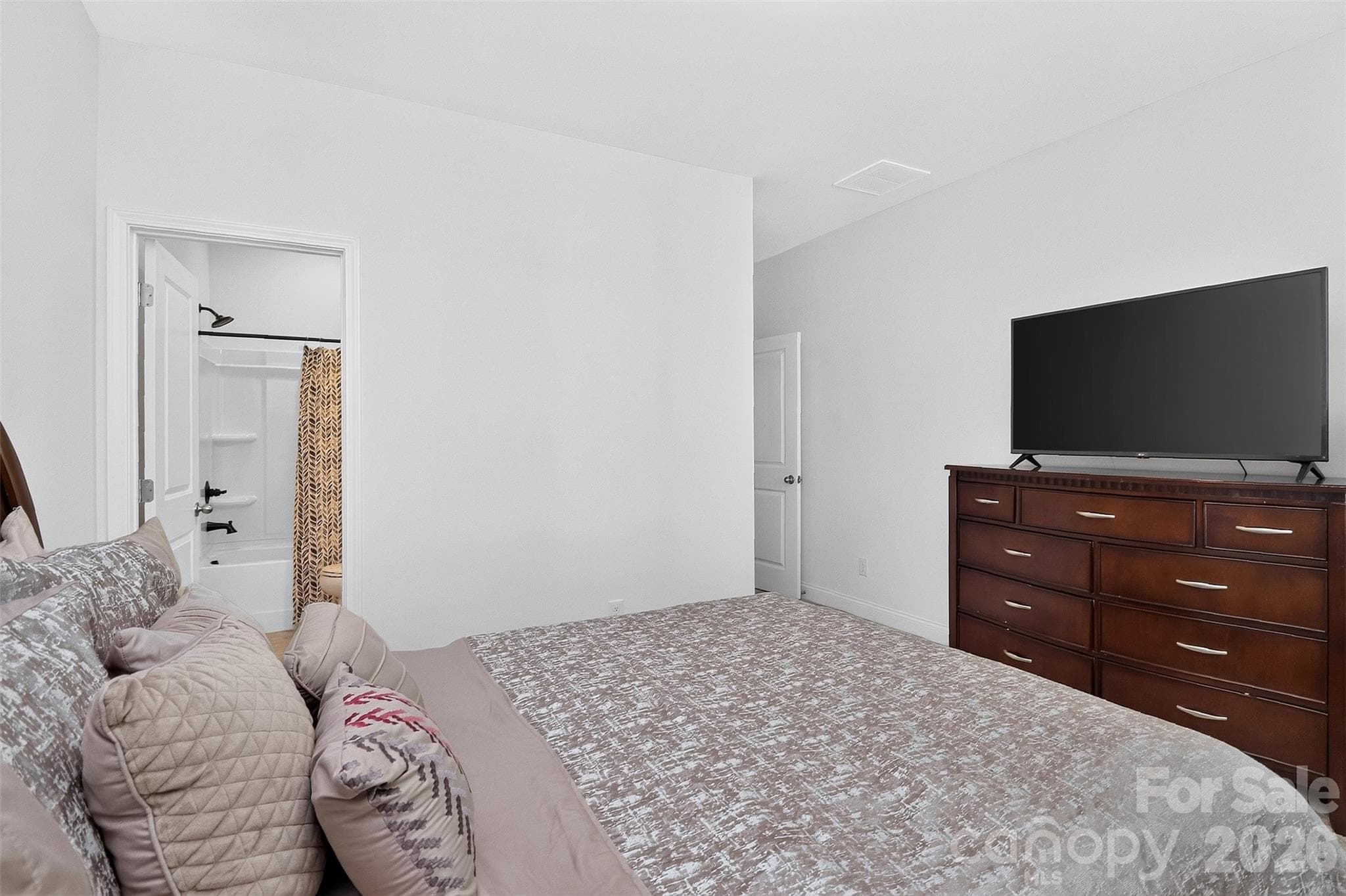 Main floor guest suite - 235 Supernova Drive, York