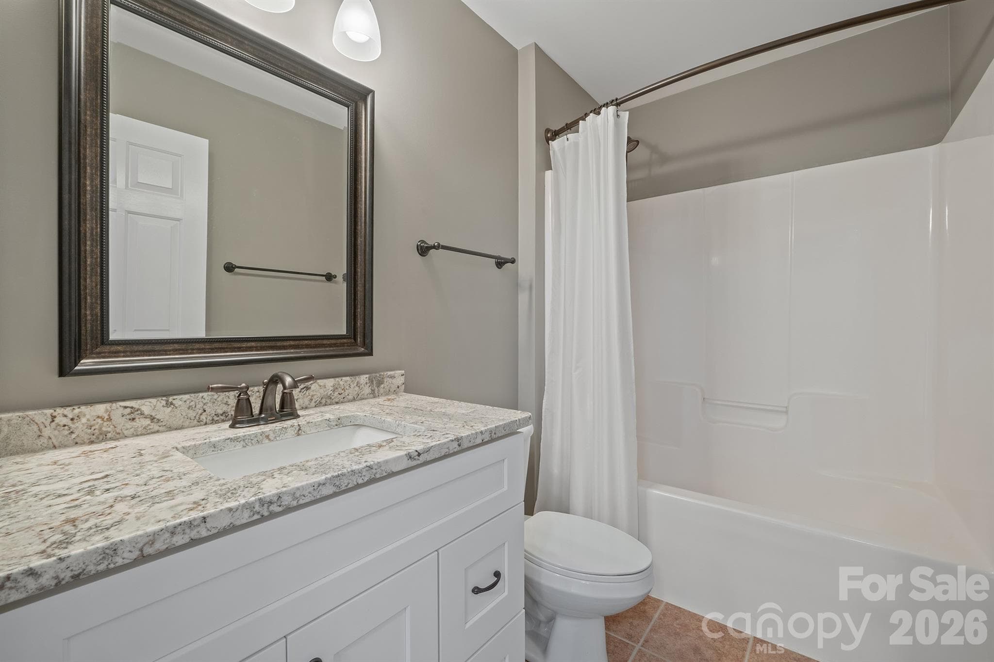 Upper hall bath - 14509 Greenpoint Lane, Huntersville