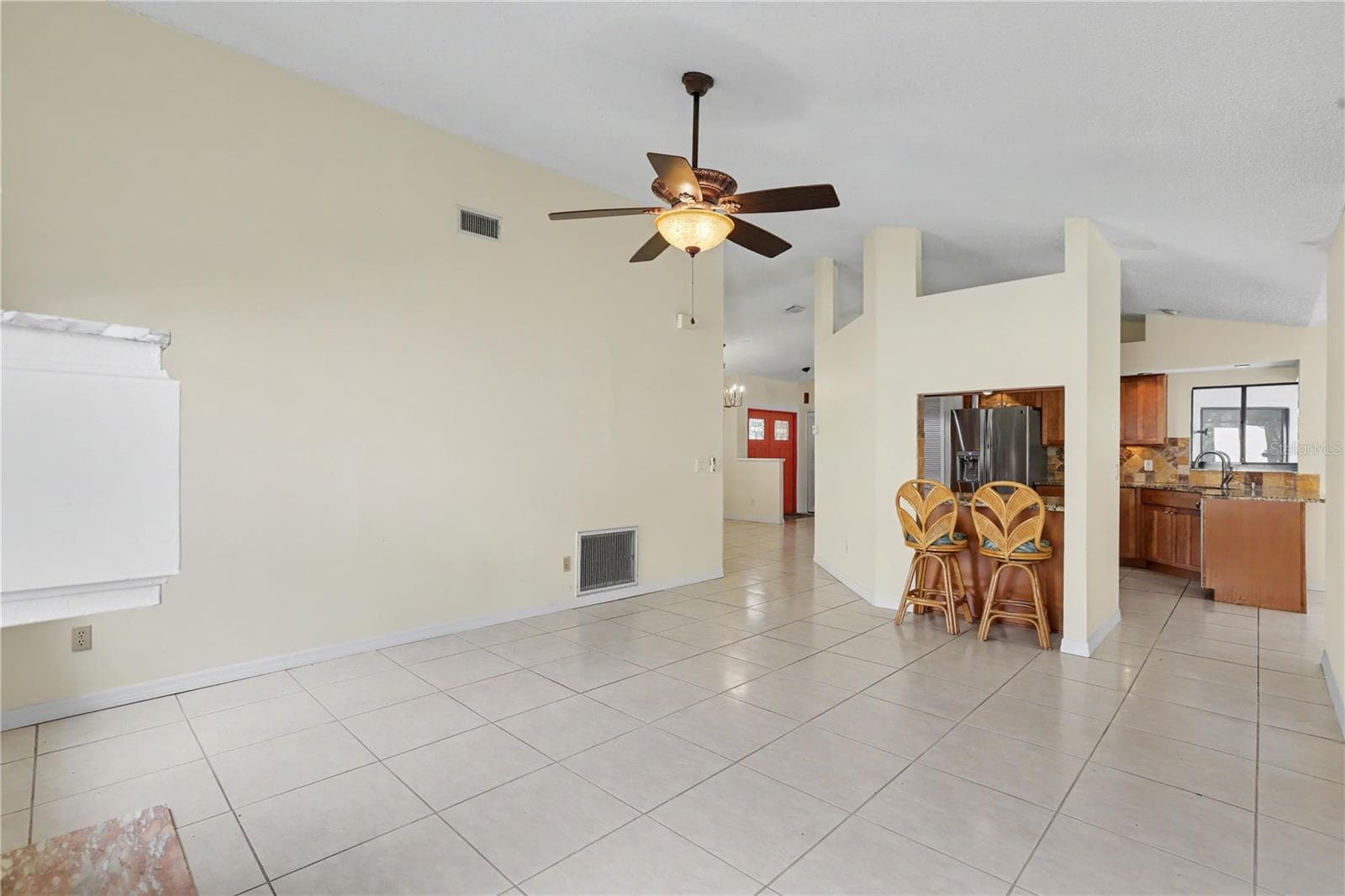 Family Room/Breakfast Bar - 1703 PADDOCK DR, PLANT CITY