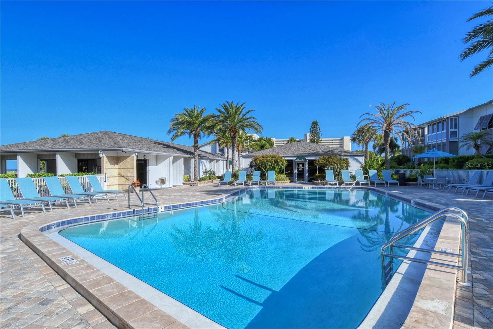 Gulf side pool - 1130 W PEPPERTREE LN #118, SARASOTA