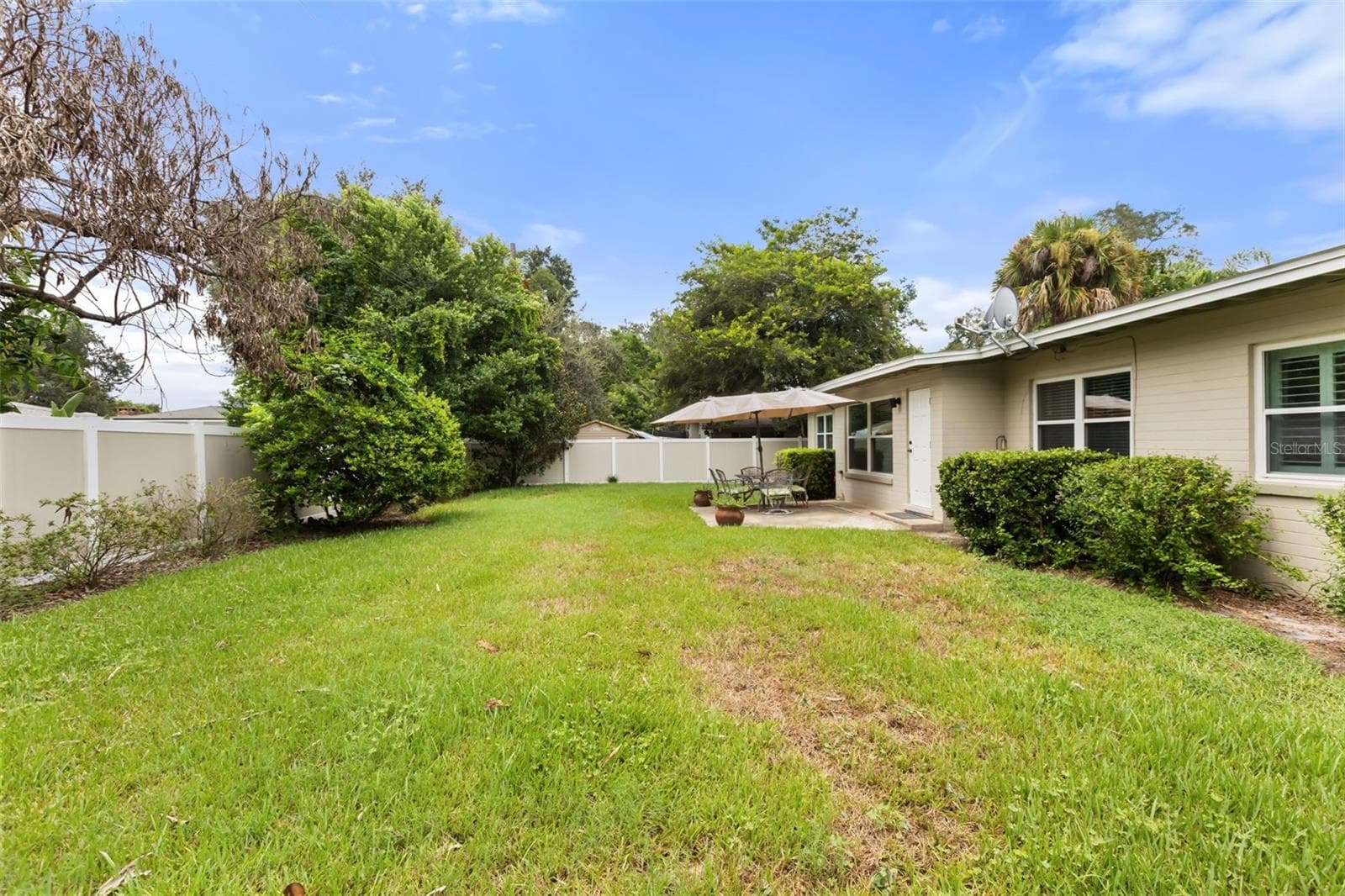 Fully fenced backyard - 610 SWEETBRIAR RD, ORLANDO