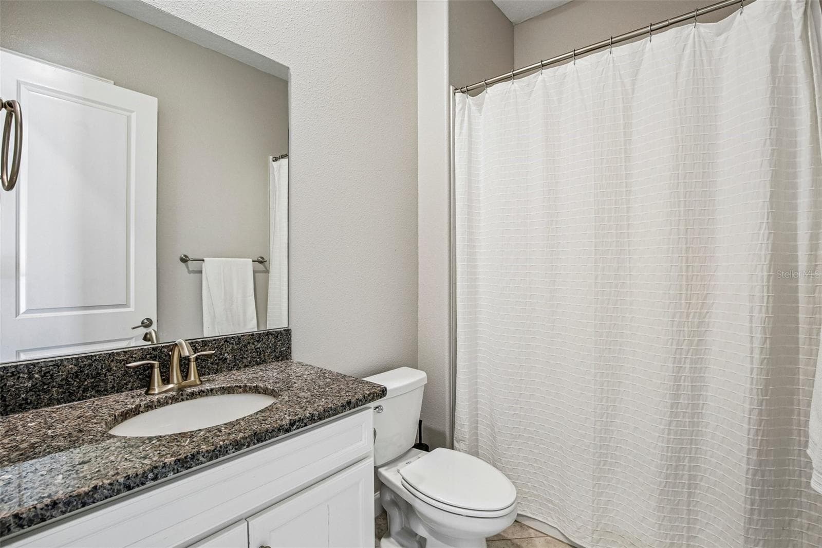 1st Floor Bath - 11516 SUNBURST MARBLE RD, RIVERVIEW