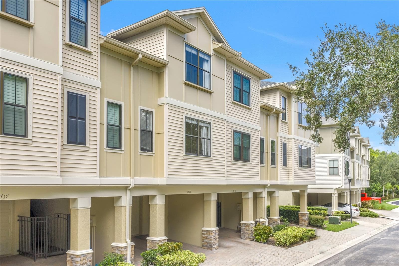 Townhouse at 9715 BAY GROVE LN, TAMPA, photo 44 of 57