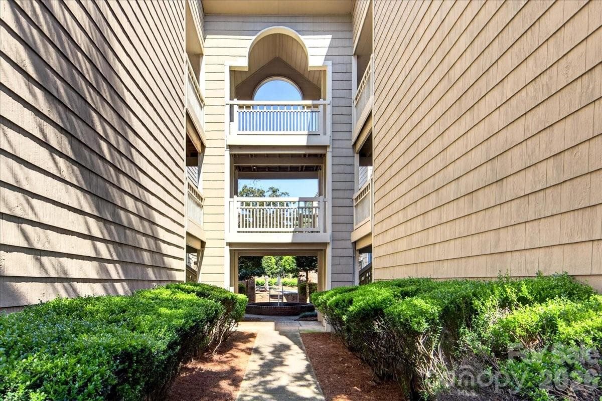 Condominium at 5011 Sharon Road, Charlotte, photo 5 of 39