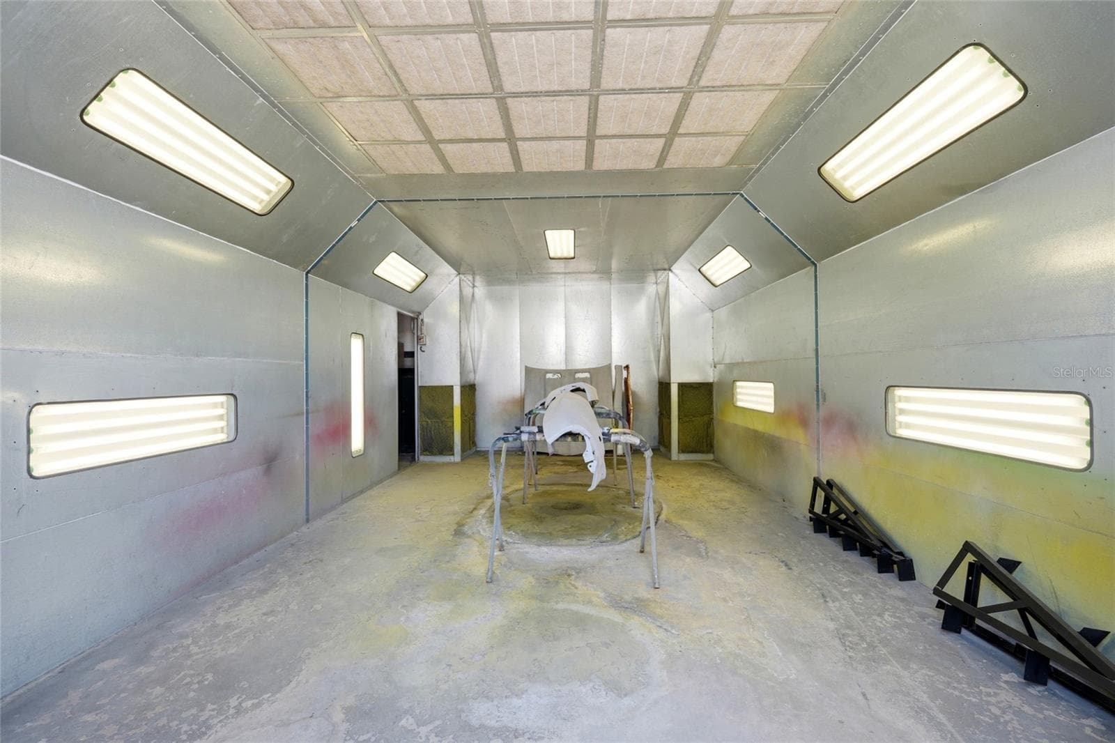 paint booth interior - 10 N MAIN ST, CHIEFLAND