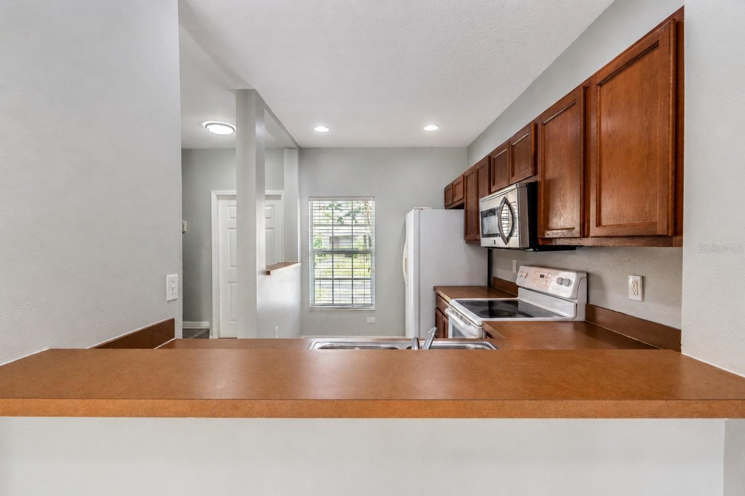 Townhouse at 8543 TRAIL WIND DR, TAMPA, photo 8 of 23