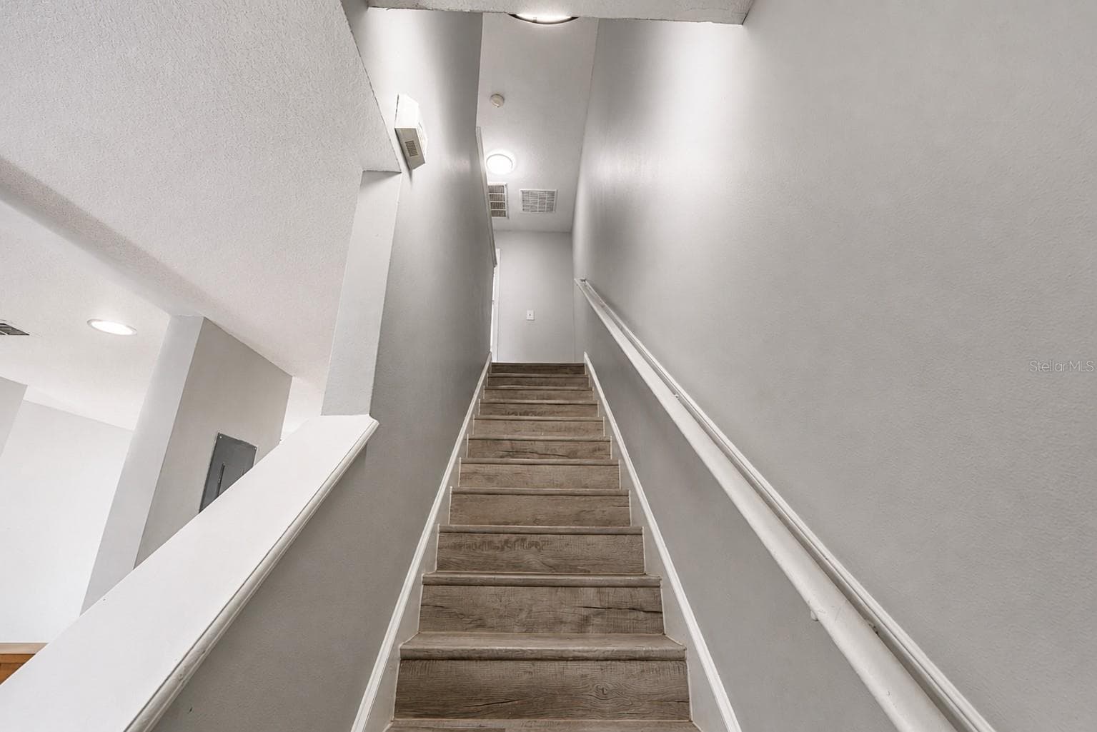 Townhouse at 8543 TRAIL WIND DR, TAMPA, photo 12 of 23