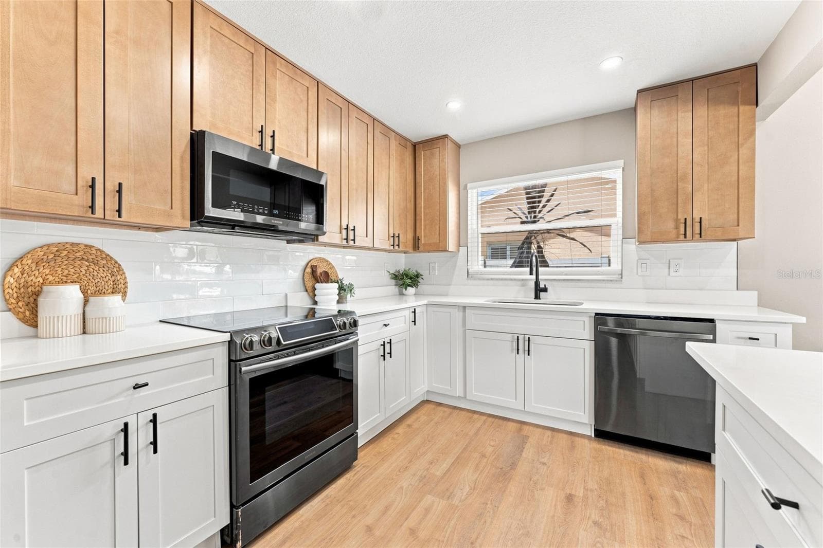 Updated Kitchen with New Appliances - 300 N BAY HILLS BLVD, SAFETY HARBOR