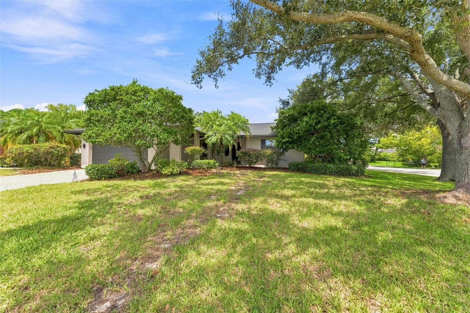 Spacious Green Front Yard - 300 N BAY HILLS BLVD, SAFETY HARBOR