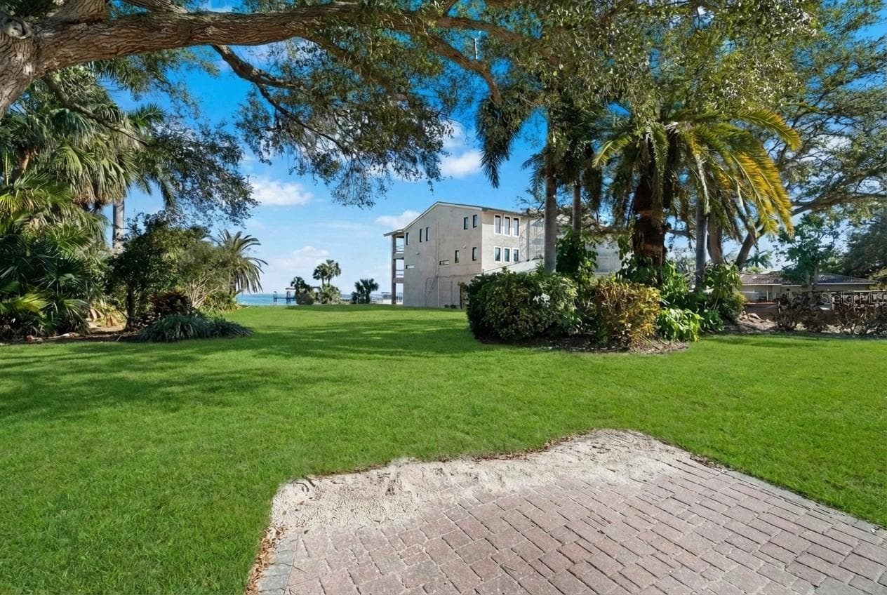 Virtually Stage Lawn. - 6100 BAHAMA SHORES DR S, ST PETERSBURG