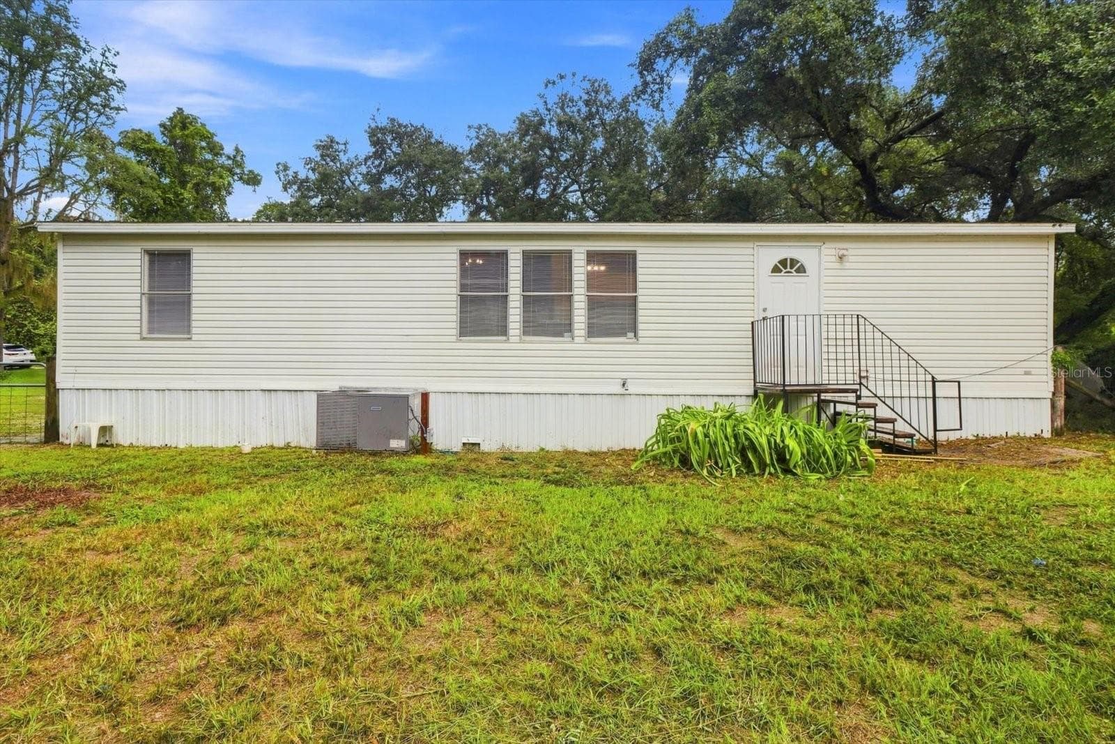 Manufactured Home at 26046 SHAMOKIN DR, BROOKSVILLE, photo 34 of 45