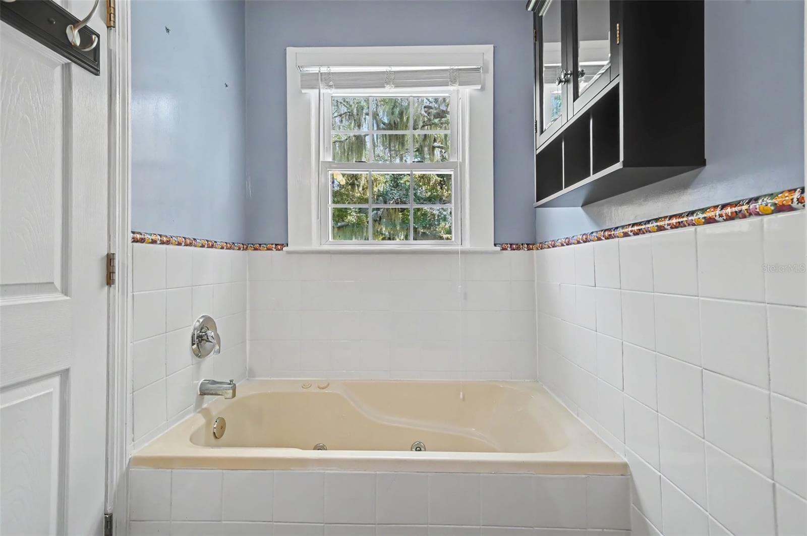 Tub shower separation - 208 S GAINES ST, OAK HILL