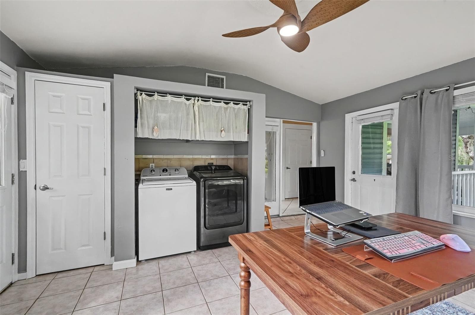 Single Family Residence at 208 S GAINES ST, OAK HILL, photo 20 of 24