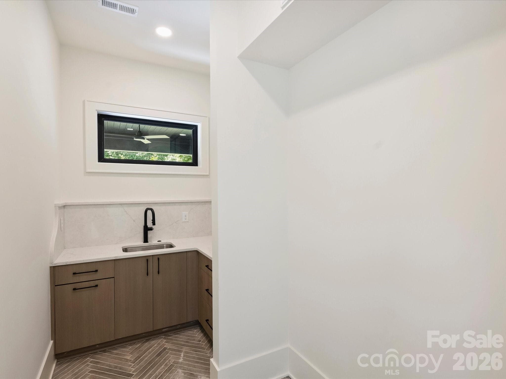 Scullery with pantry - Charlotte