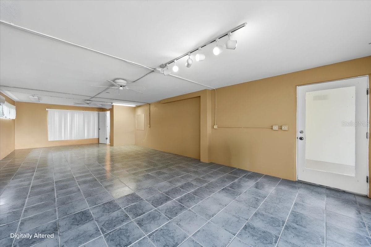 Downstairs Flex Space - 4675 CHANCELLOR CIR NE, ST PETERSBURG