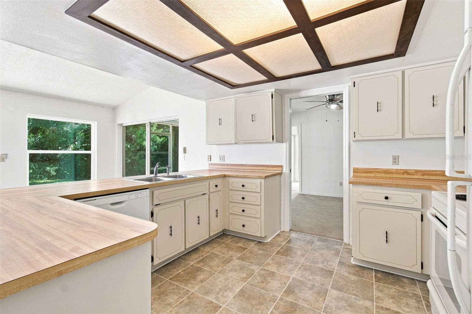 Single Family Residence at 8 SANDPINE CT W, HOMOSASSA, photo 7 of 23
