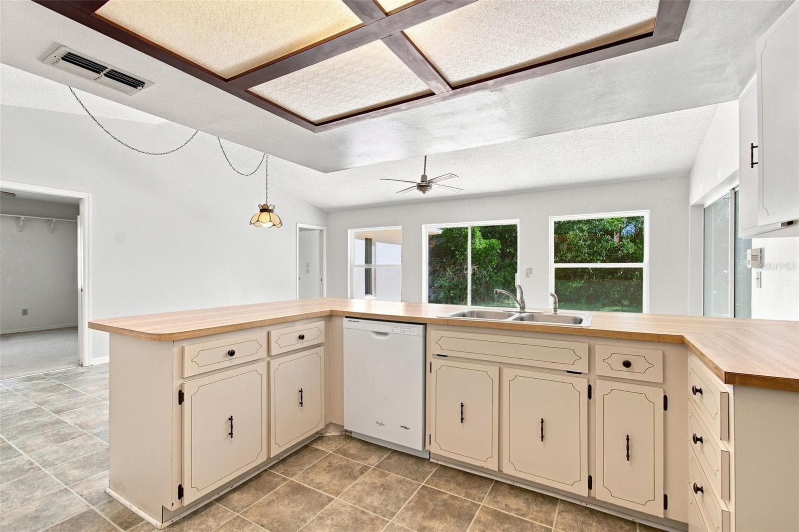 Single Family Residence at 8 SANDPINE CT W, HOMOSASSA, photo 8 of 23