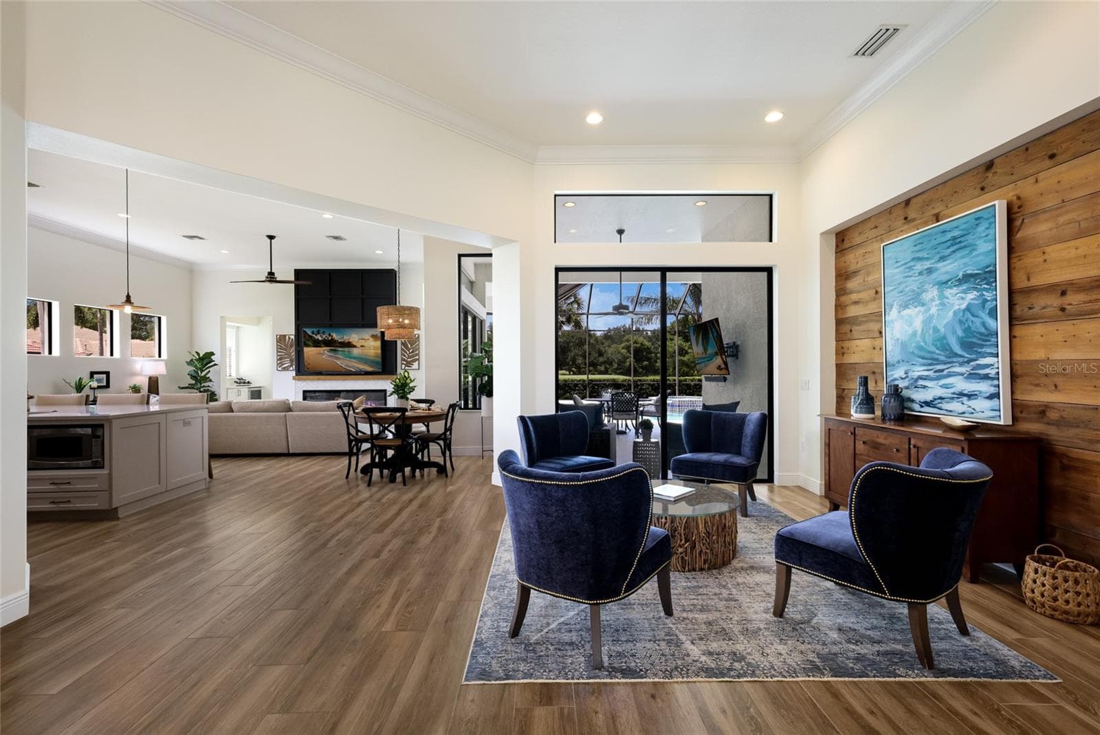 Custom wall detail in living room - 13994 SIENA LOOP, LAKEWOOD RANCH