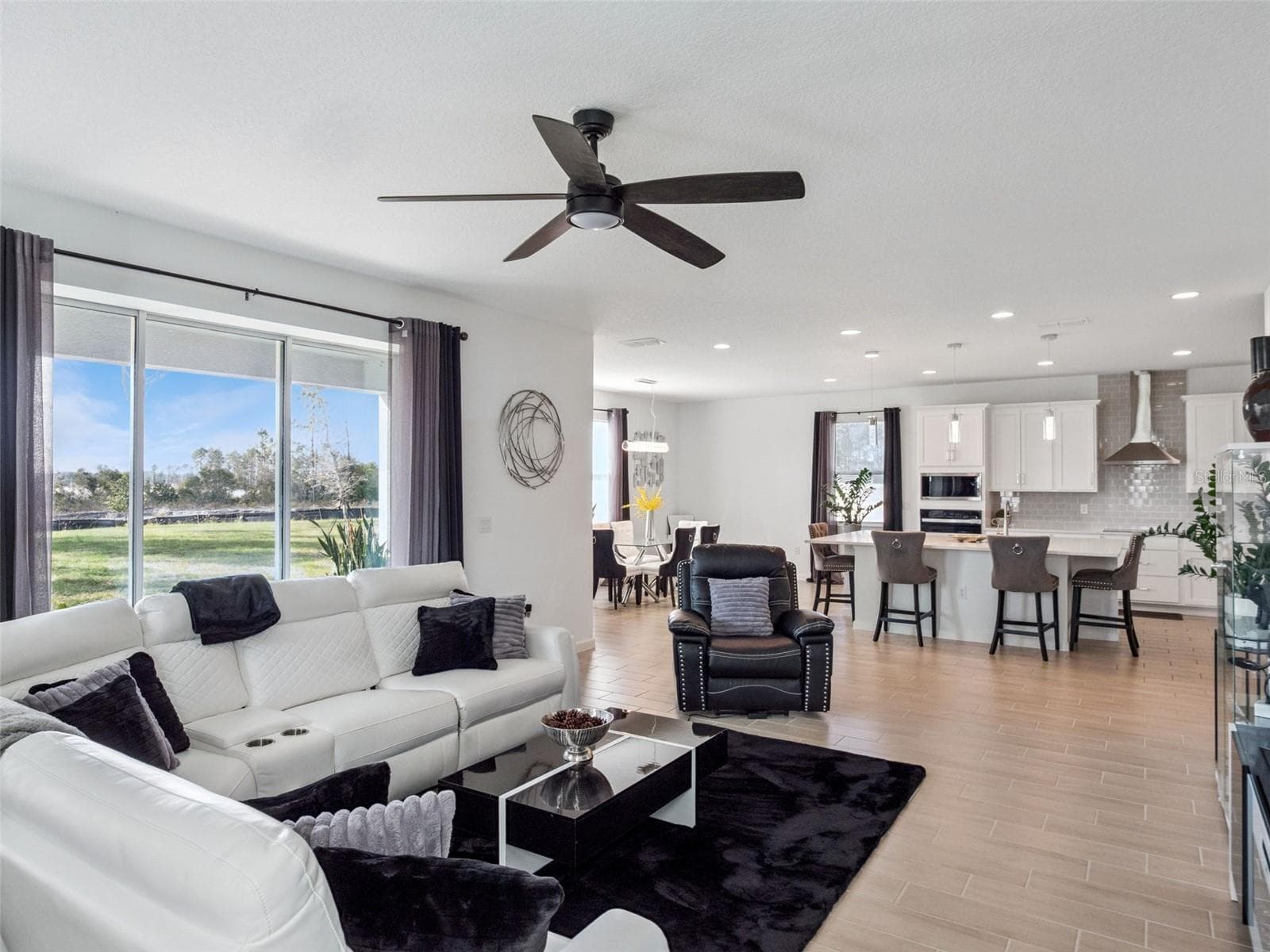 family room - 591 VIA BELLA CT, HOWEY IN THE HILLS