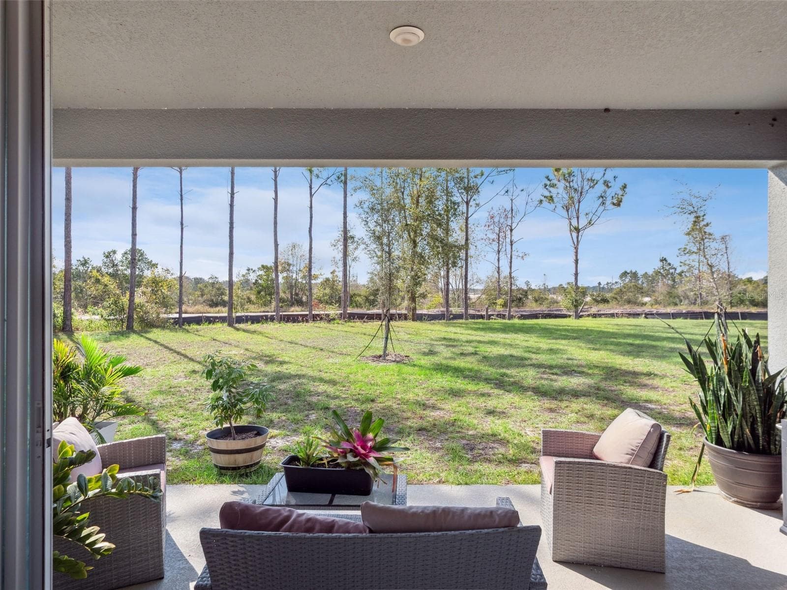 pocket glass sliding door seamlessly erases the barrier between inside and outside - 591 VIA BELLA CT, HOWEY IN THE HILLS