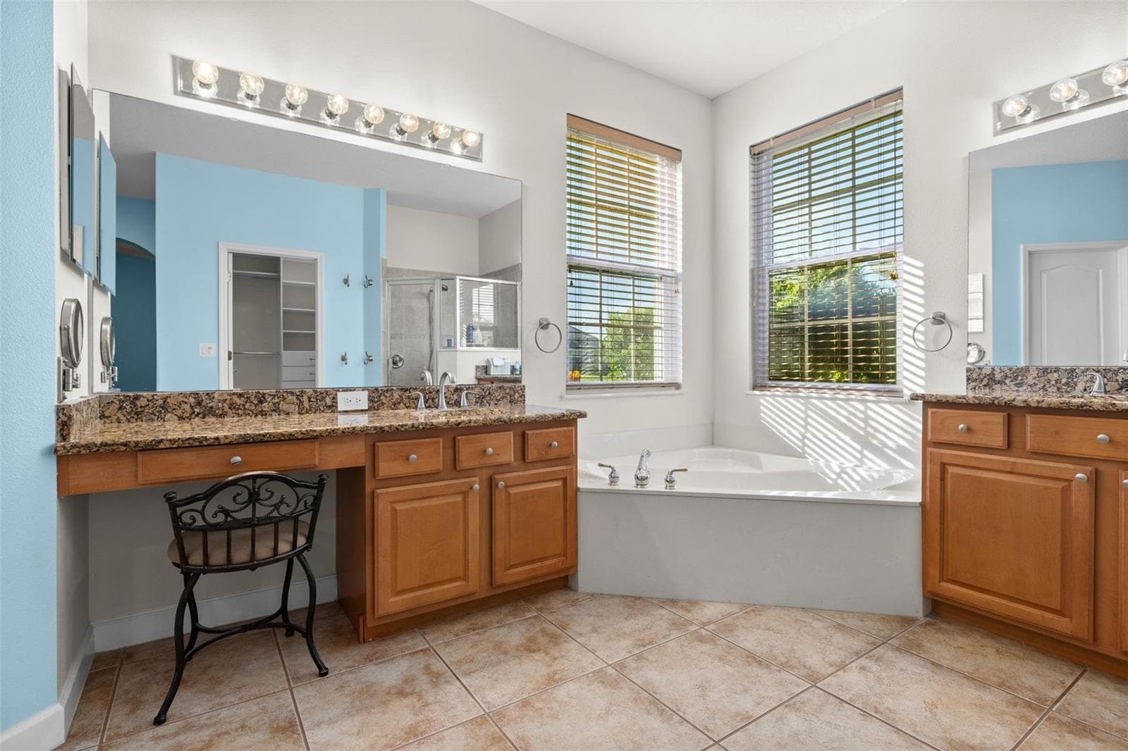 Dual vanity and soaking tub - 2039 HARBOR COVE WAY, WINTER GARDEN