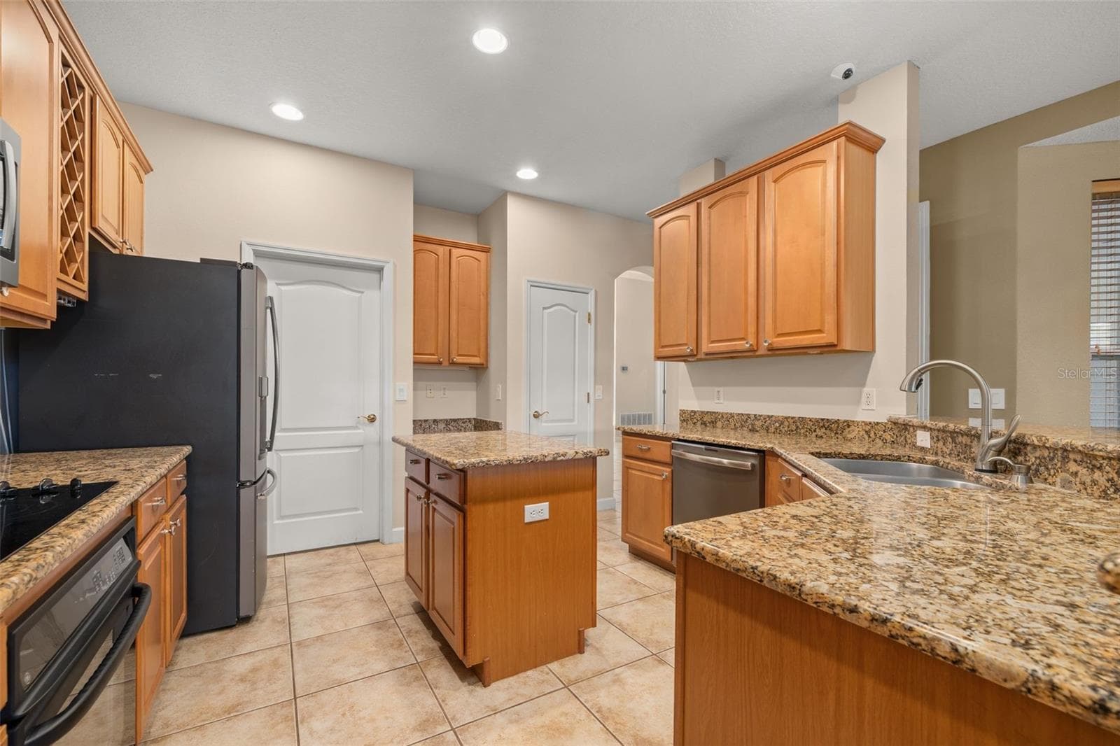 Door to the laundry room and 2-car garage - 2039 HARBOR COVE WAY, WINTER GARDEN