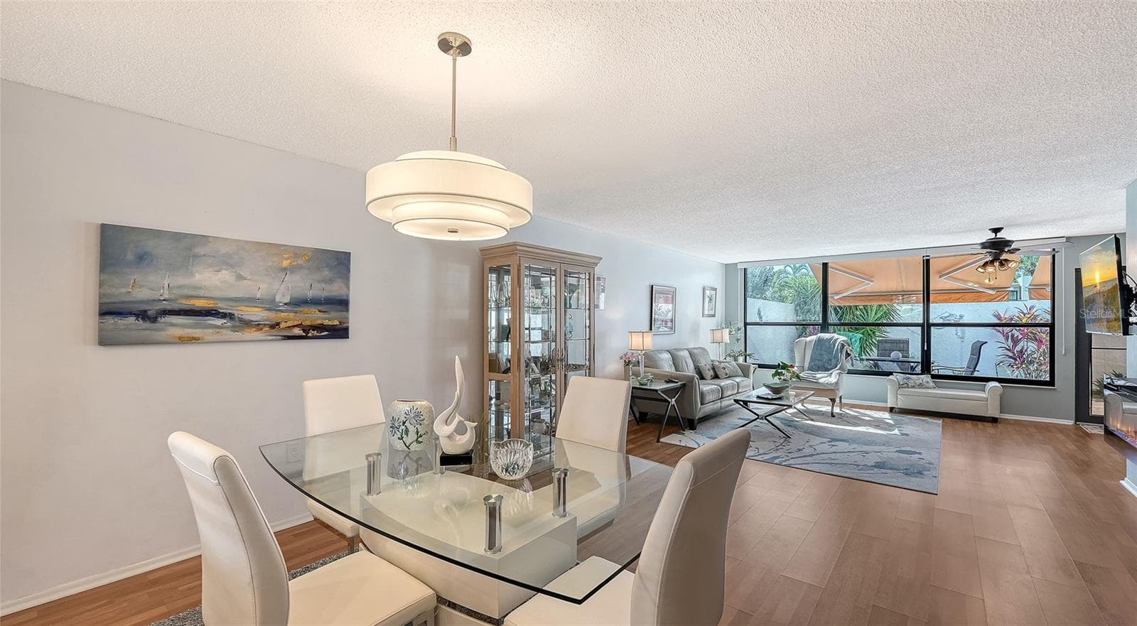 Living room/dining room with courtyard view - 666 WOODLAWN DR #666, BRADENTON