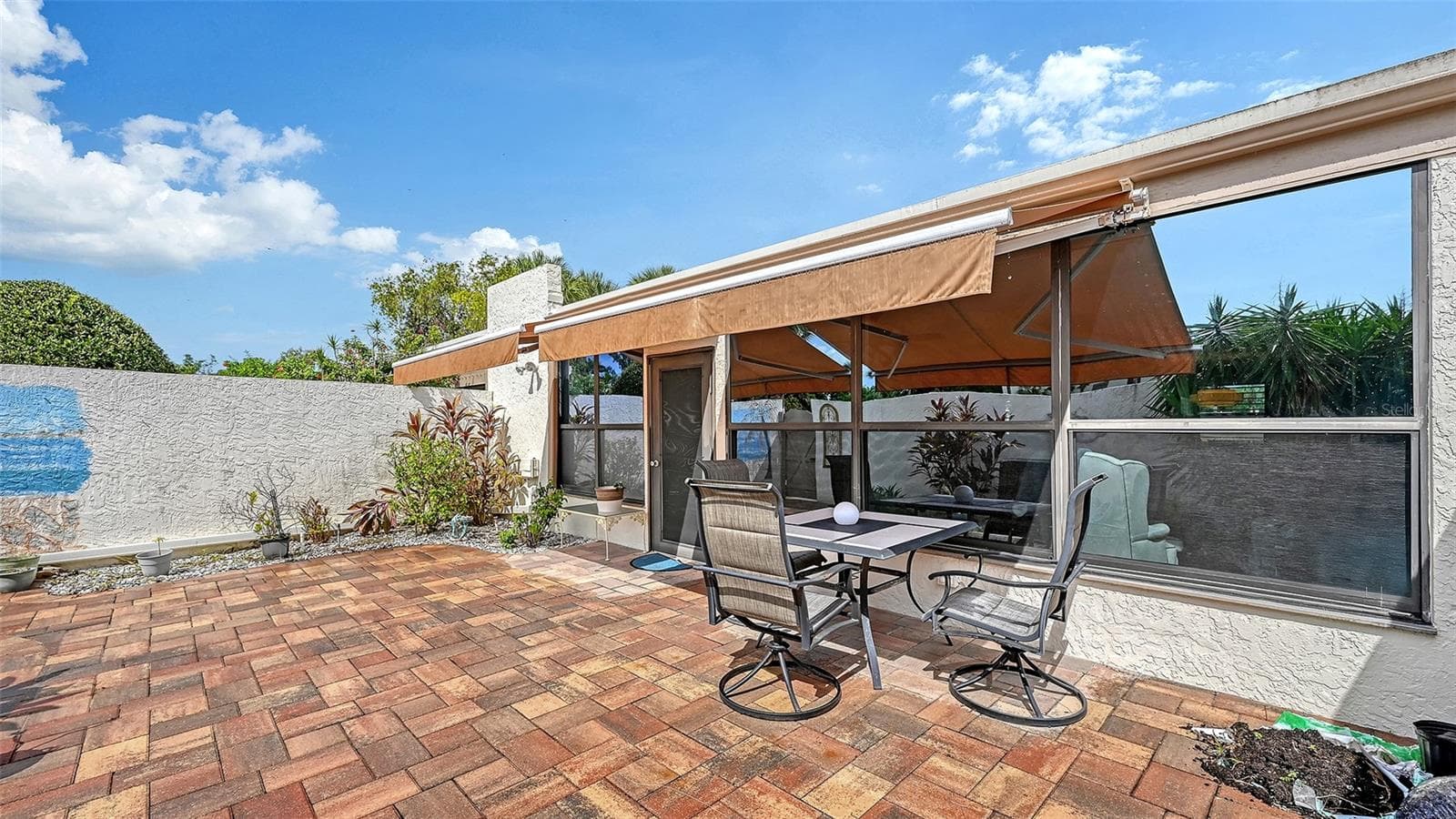 You dont have to give up your private back yard if you buy this home. The courtyard is yours landscape as you wish (larger trees may need association approval). Great for outdoor cooking. Also a huge plus if you are a dog owner- a lockable gate makes if fully enclosed and secure. The walls are 6'+ high. - 666 WOODLAWN DR #666, BRADENTON