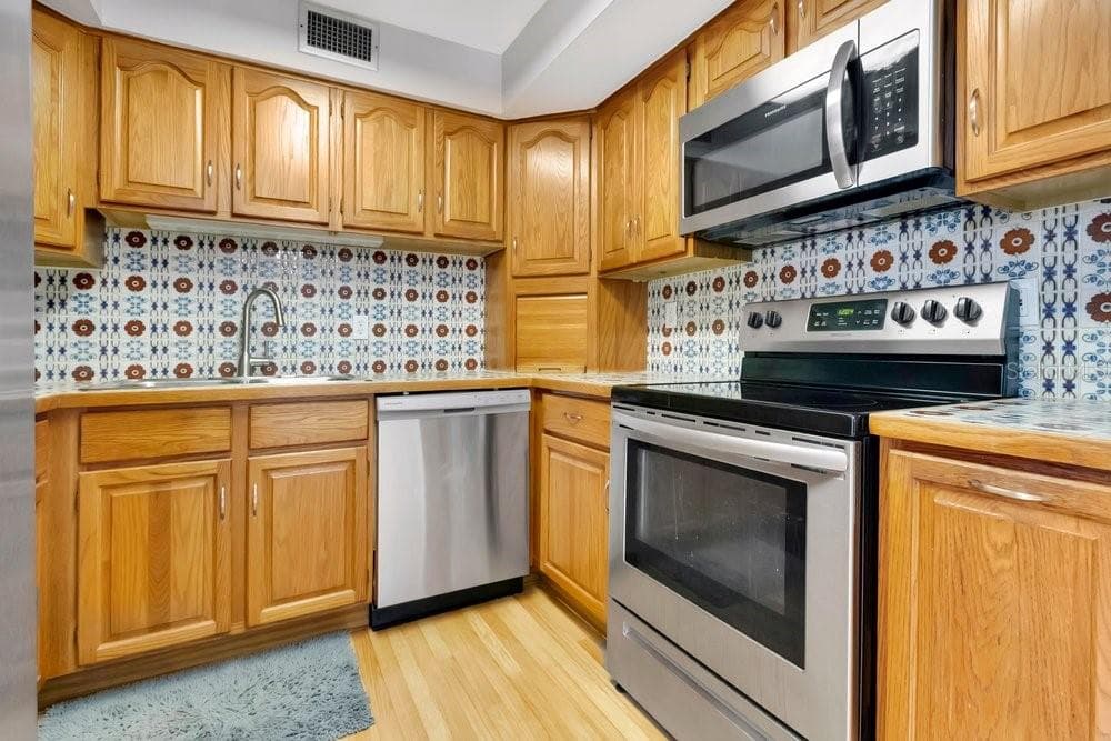 Kitchen - 7400 36TH AVE N, ST PETERSBURG