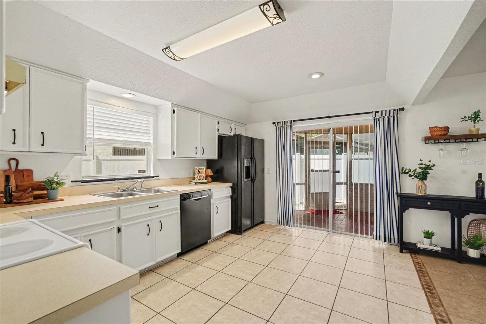 Single Family Residence at 9758 FOX HOLLOW RD, TAMPA, photo 10 of 61