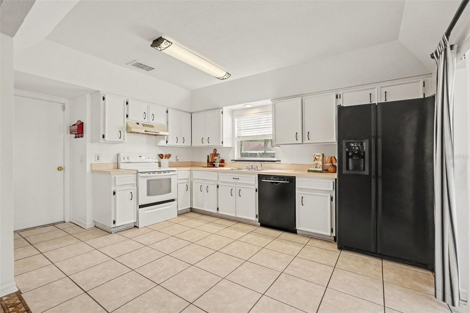 Single Family Residence at 9758 FOX HOLLOW RD, TAMPA, photo 11 of 61
