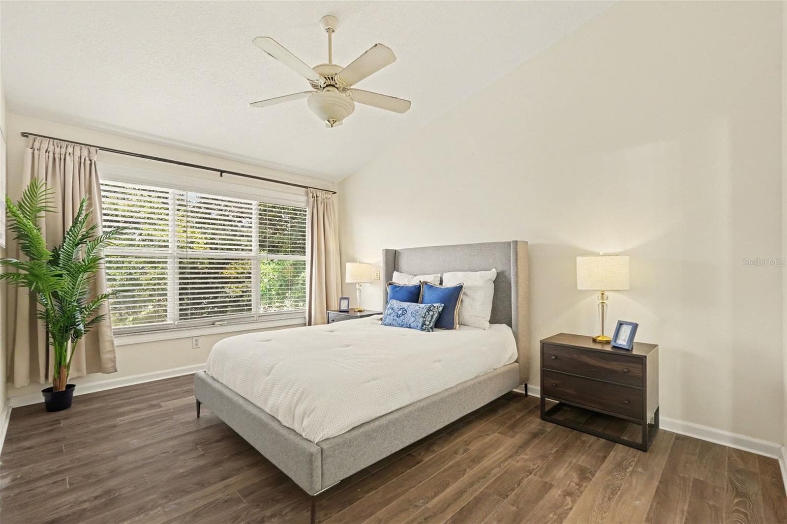 Single Family Residence at 9758 FOX HOLLOW RD, TAMPA, photo 12 of 61
