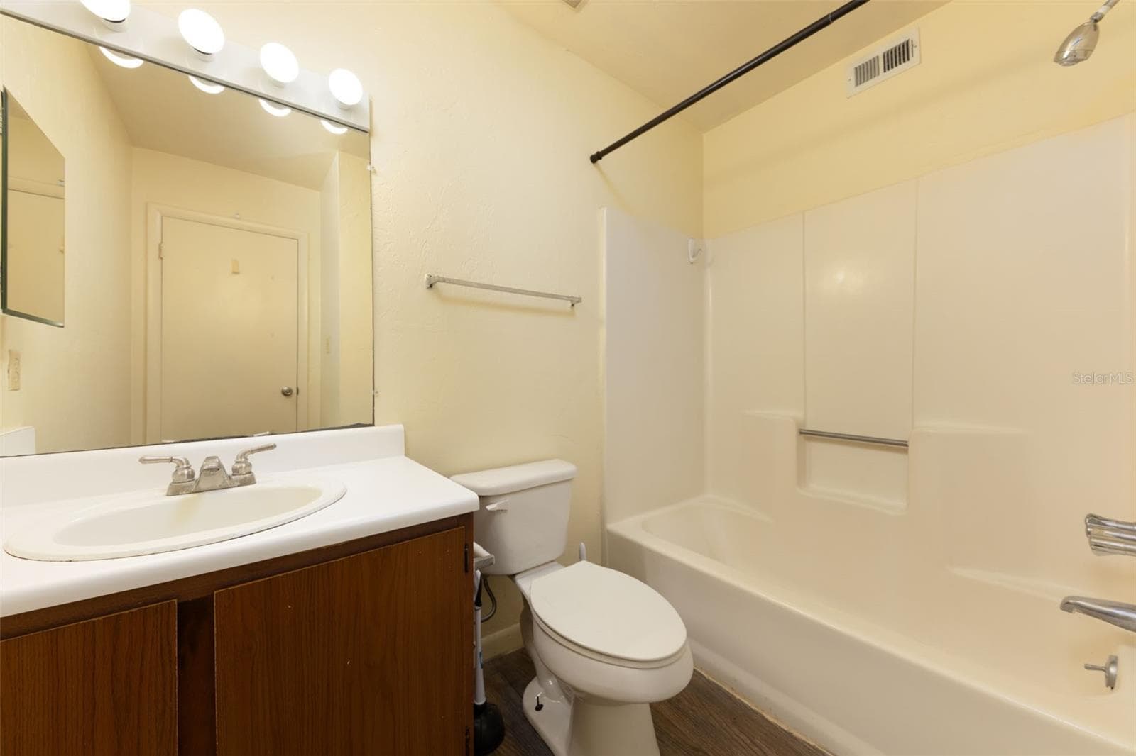 Back Bathroom - 83 SE 16TH AVE #E303, GAINESVILLE