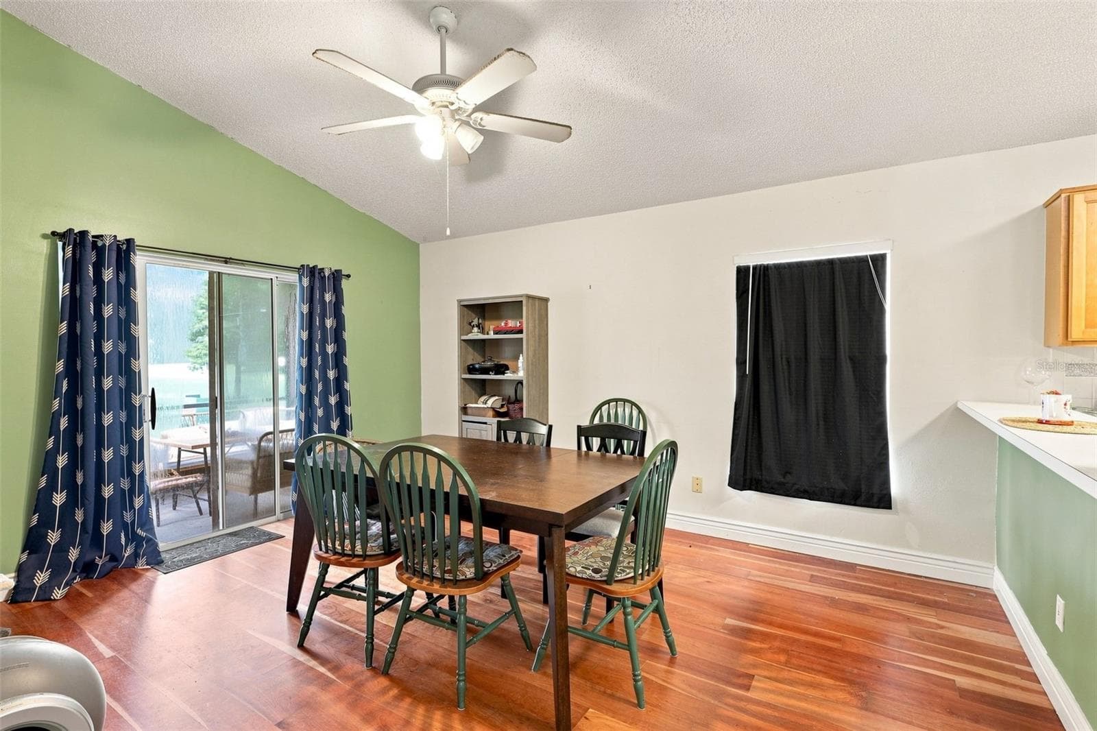 The spacious eat-in dining area offers convenient access to the screened lanai. - 13637 EMERALDVIEW DR, ORLANDO