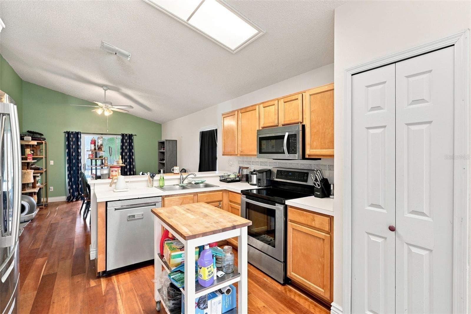 The kitchen offers stainless steel appliances, plentiful cabinetry and convenient pantry storage. - 13637 EMERALDVIEW DR, ORLANDO
