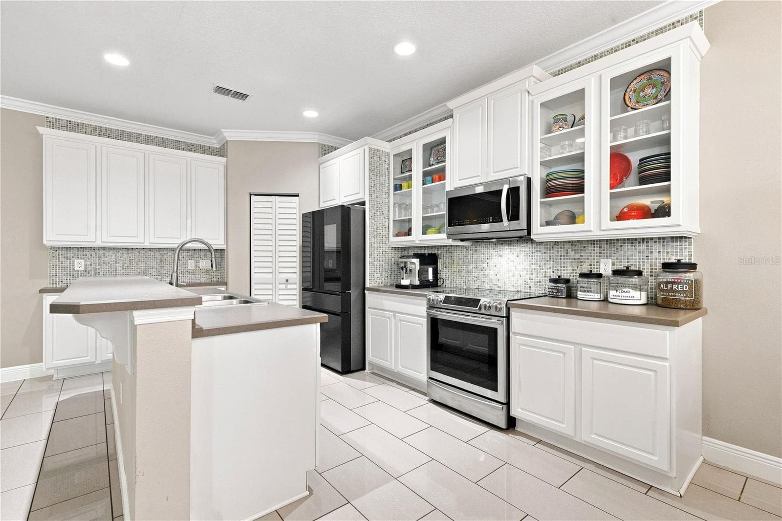 Kitchen with Island and updated cabinets - 13547 PITANGA ST, CLERMONT