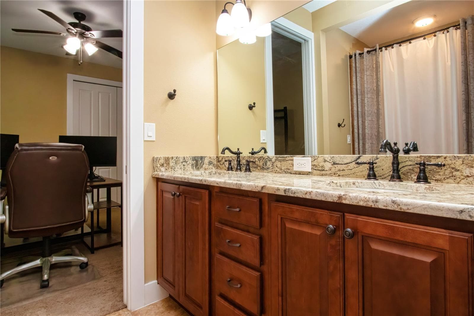 Jack and Jill bathroom with double vanity - 1605 BUTCH CASSIDY TRL, WIMAUMA