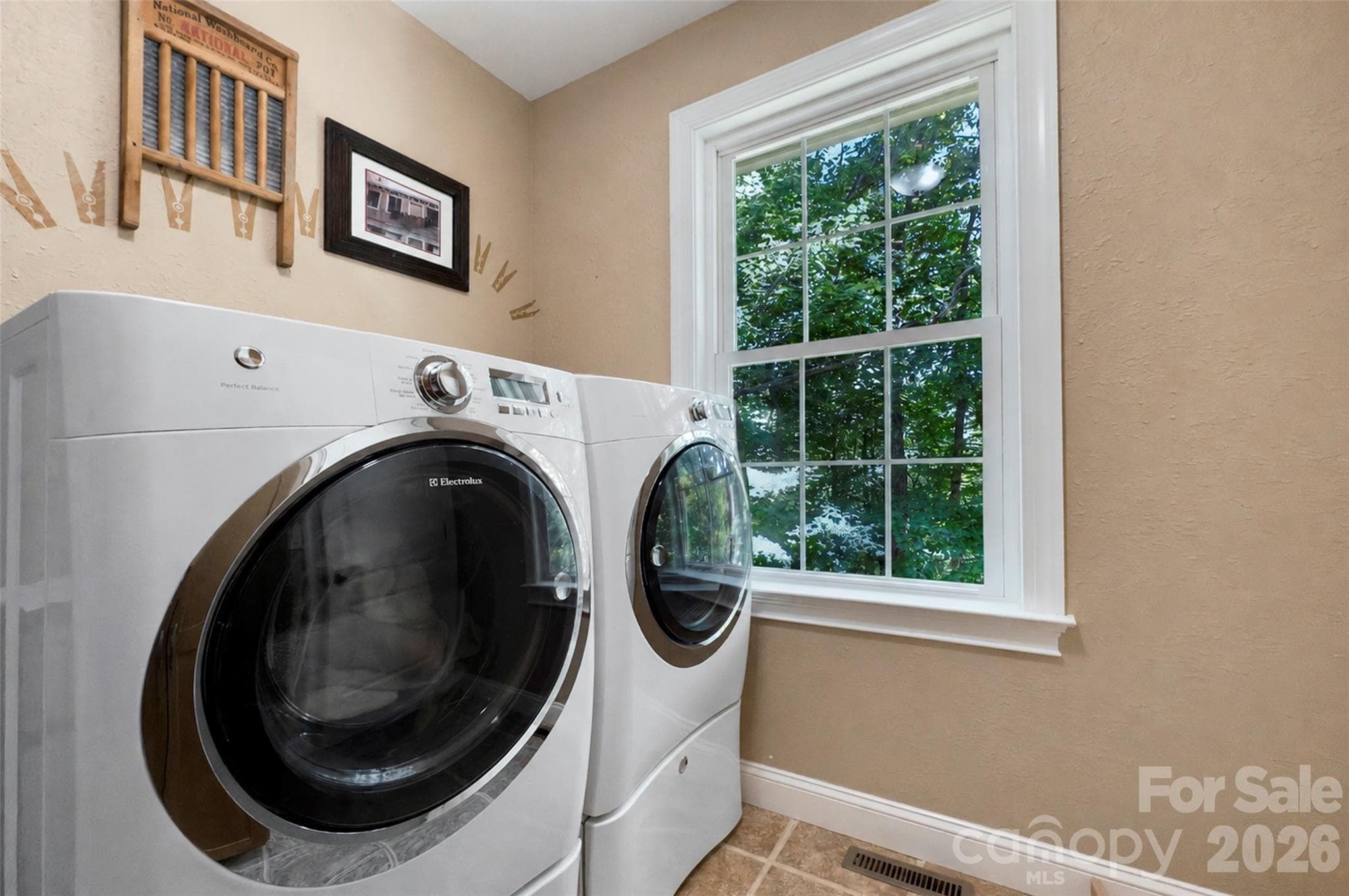 Single Family Residence at 98 Soapstone Creek Drive, Arden, photo 22 of 44
