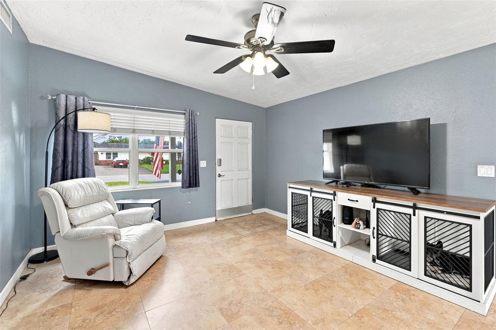 living room - 1773 EZELLE AVE, LARGO