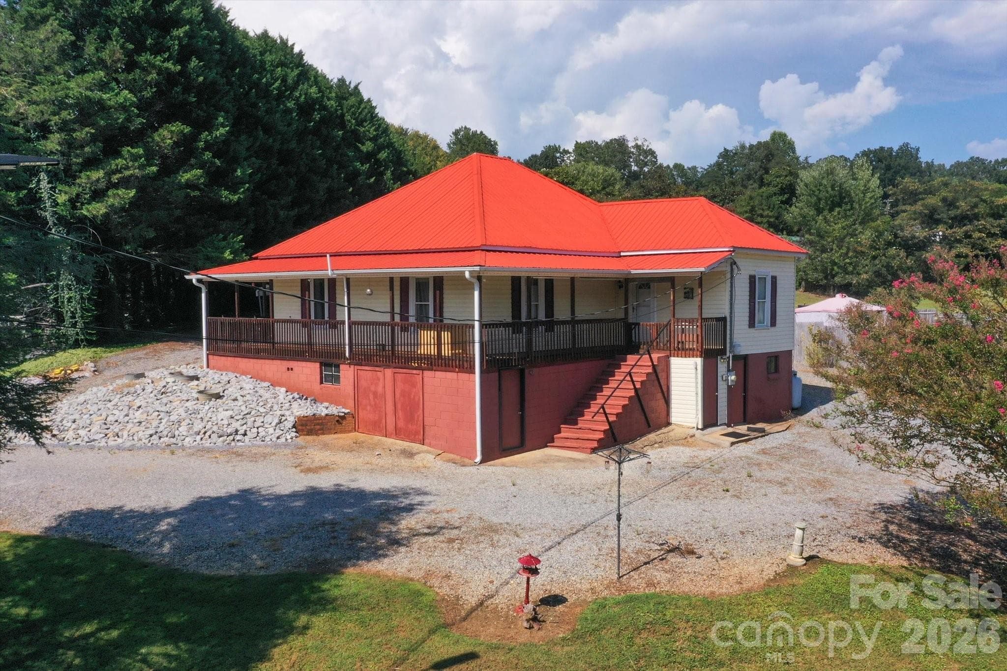 Virtually opened pool and hottub - 466 Miller Avenue, Marion