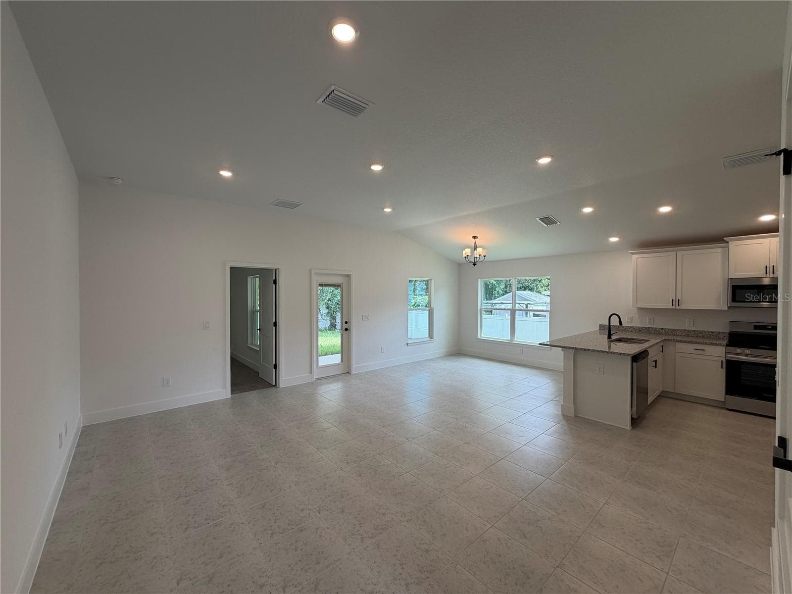 Single Family Residence at 16253 SE 83RD CT, SUMMERFIELD, photo 5 of 13