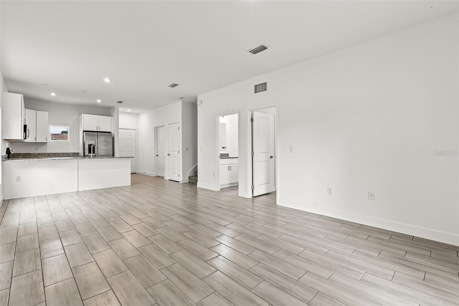 Townhouse at 458 LAKE SHORE PKWY, DAVENPORT, photo 13 of 42