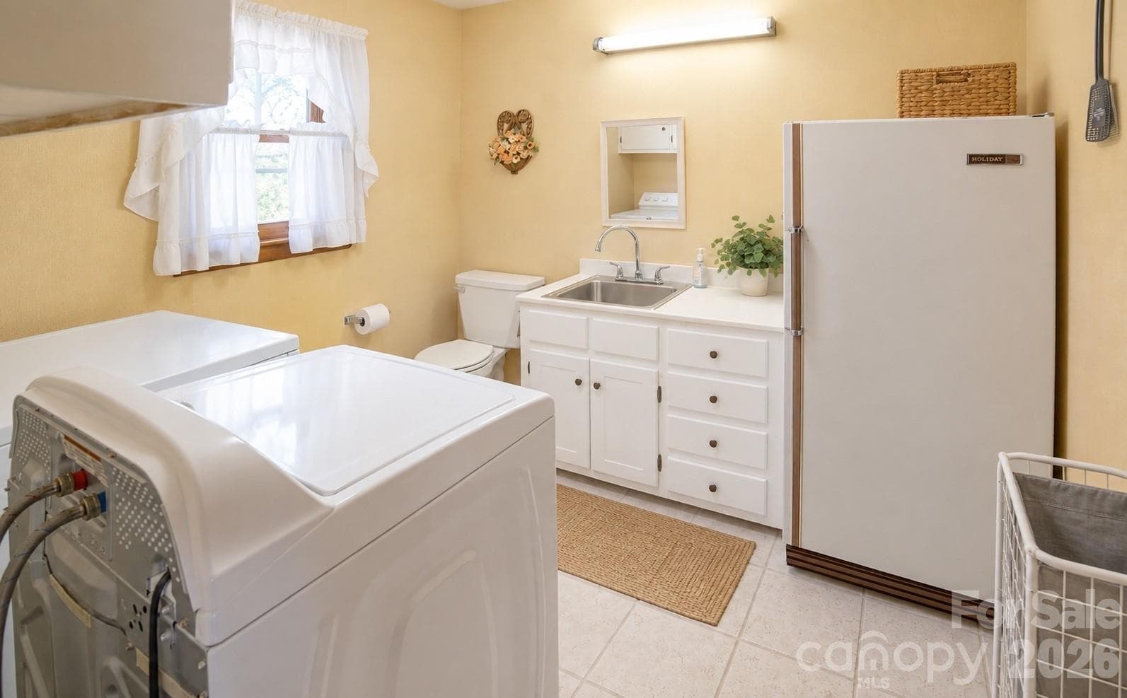 Spacious Mud Room w/Sink and Extra Storage - Hudson