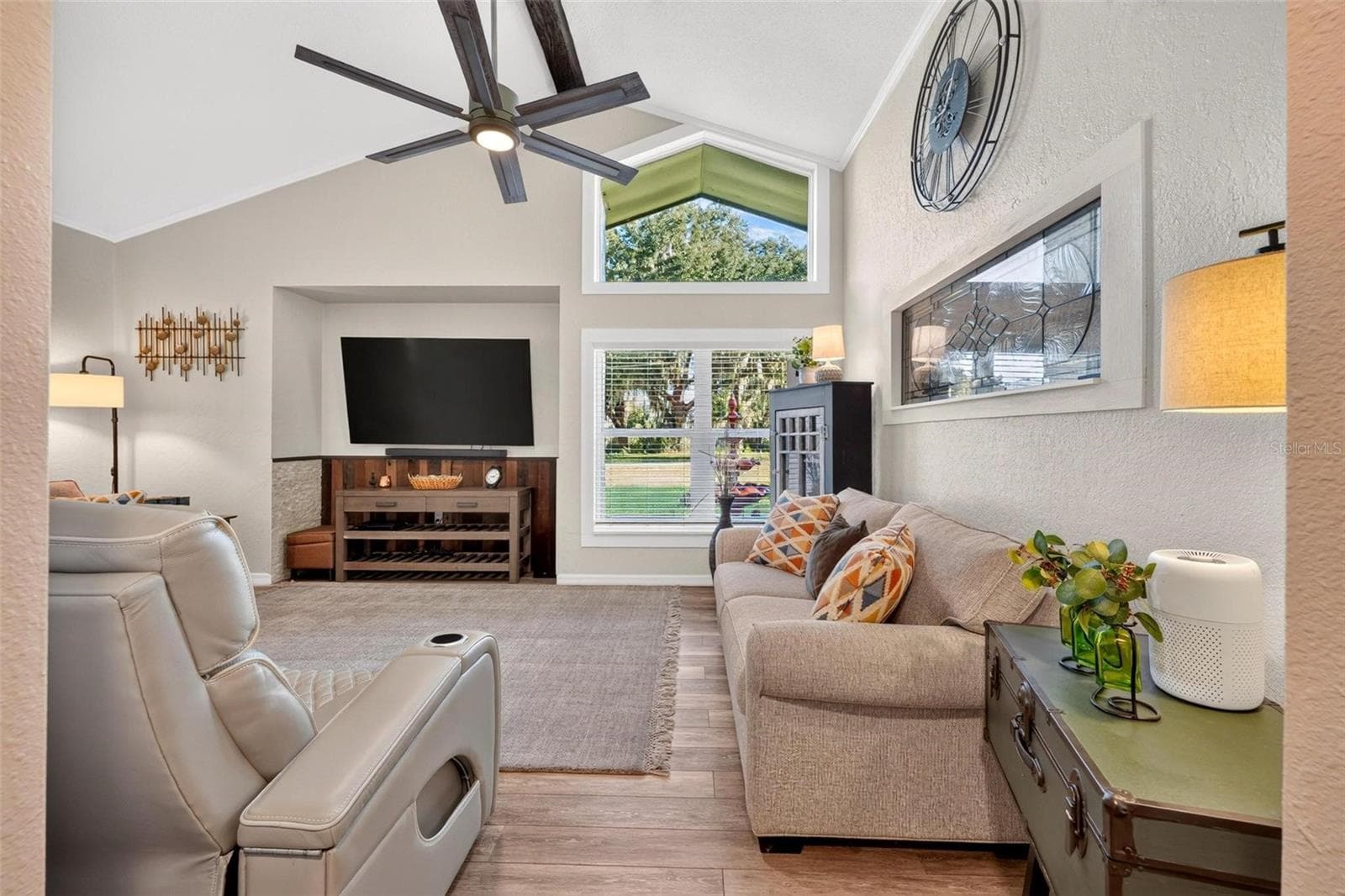 Living room with vaulted ceilings - 8106 SPRING DR, YALAHA