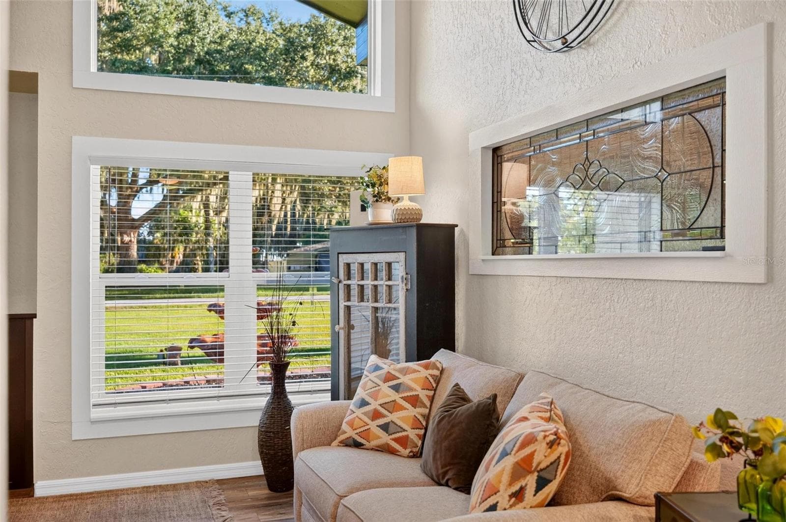 Bright oversized windows - 8106 SPRING DR, YALAHA