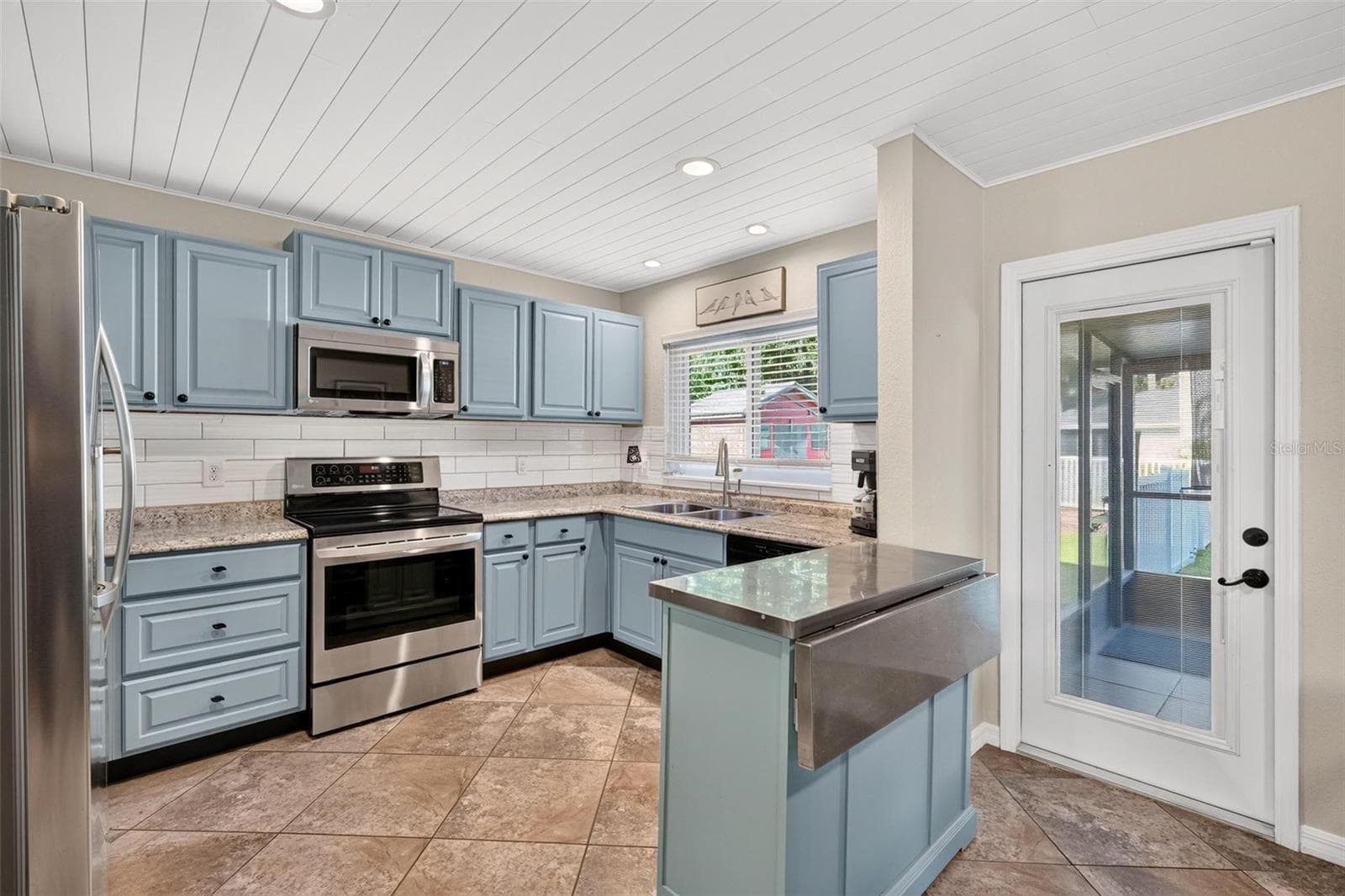 Kitchen with freshly painted cabinets and adjustable island - 8106 SPRING DR, YALAHA