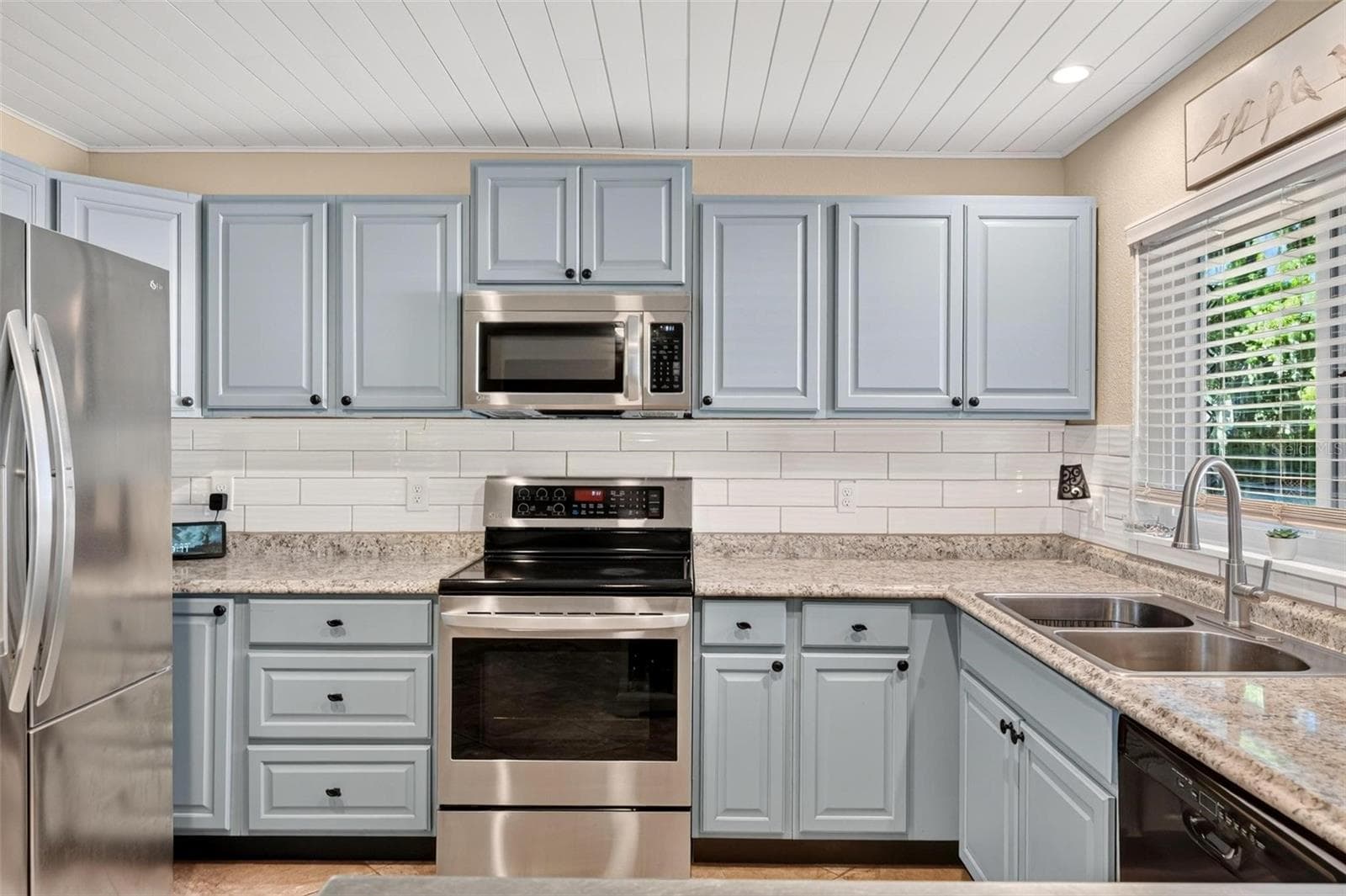 New stainless steel refrigerator, range, & microwave - 8106 SPRING DR, YALAHA